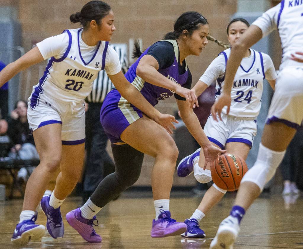 Lake Stevens Keira Tupua dribbles through traffic during a fast break during the game against Kamiak on Wednesday, Jan. 3, 2024 in Mukilteo, Washington. (Olivia Vanni / The Herald)