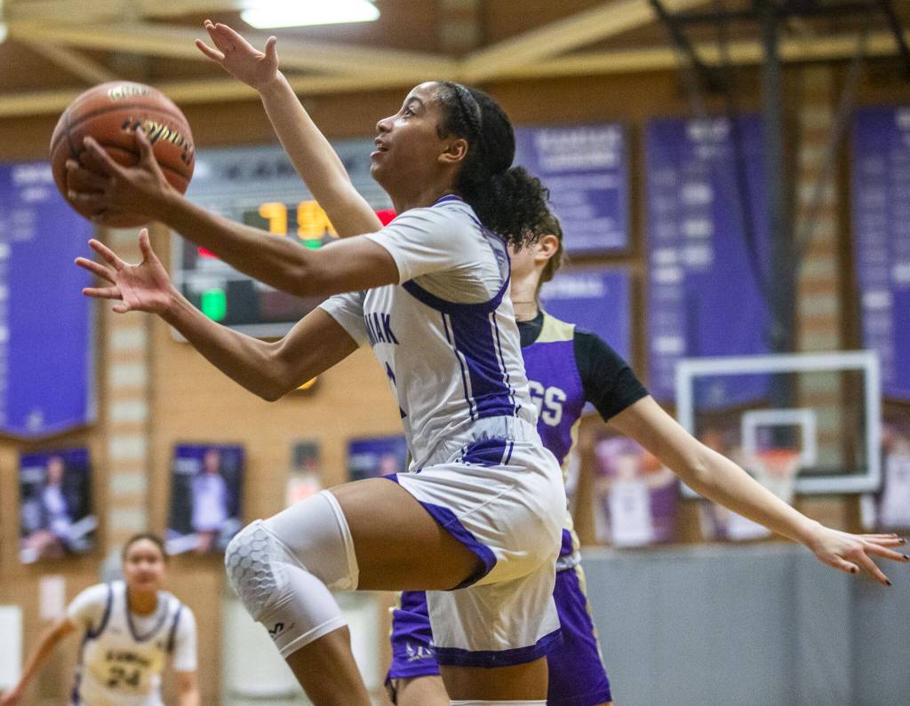 Kamiaks Zia-Daye Anderson attempts a layup during the game against Lake Stevens on Wednesday in Mukilteo. (Olivia Vanni / The Herald)