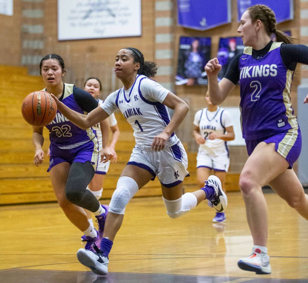 Kamiaks Zia-Daye Anderson drives to the hoop during the game against Lake Stevens on Wednesday, Jan. 3, 2024 in Mukilteo, Washington. (Olivia Vanni / The Herald)
