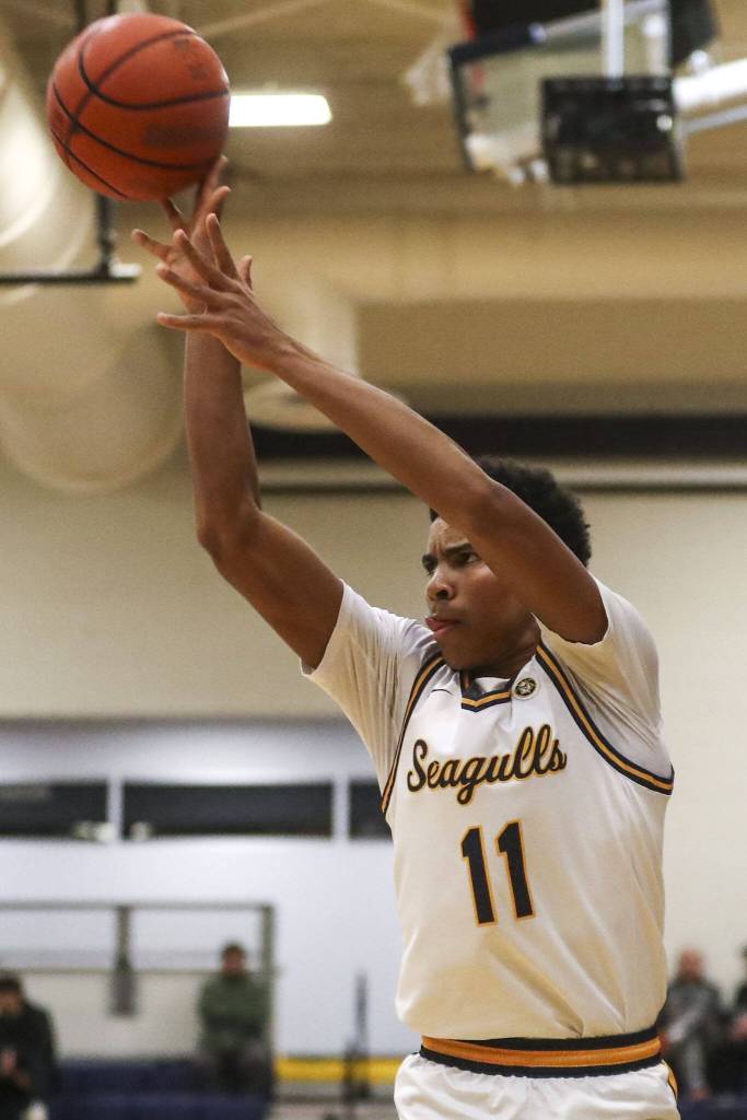 Everetts Noah Parker (11) shoots the ball during a boys basketball game between Arlington and Everett at Everett High School on Friday, Jan. 26, 2024. Arlington won 66-57. (Annie Barker / The Herald)