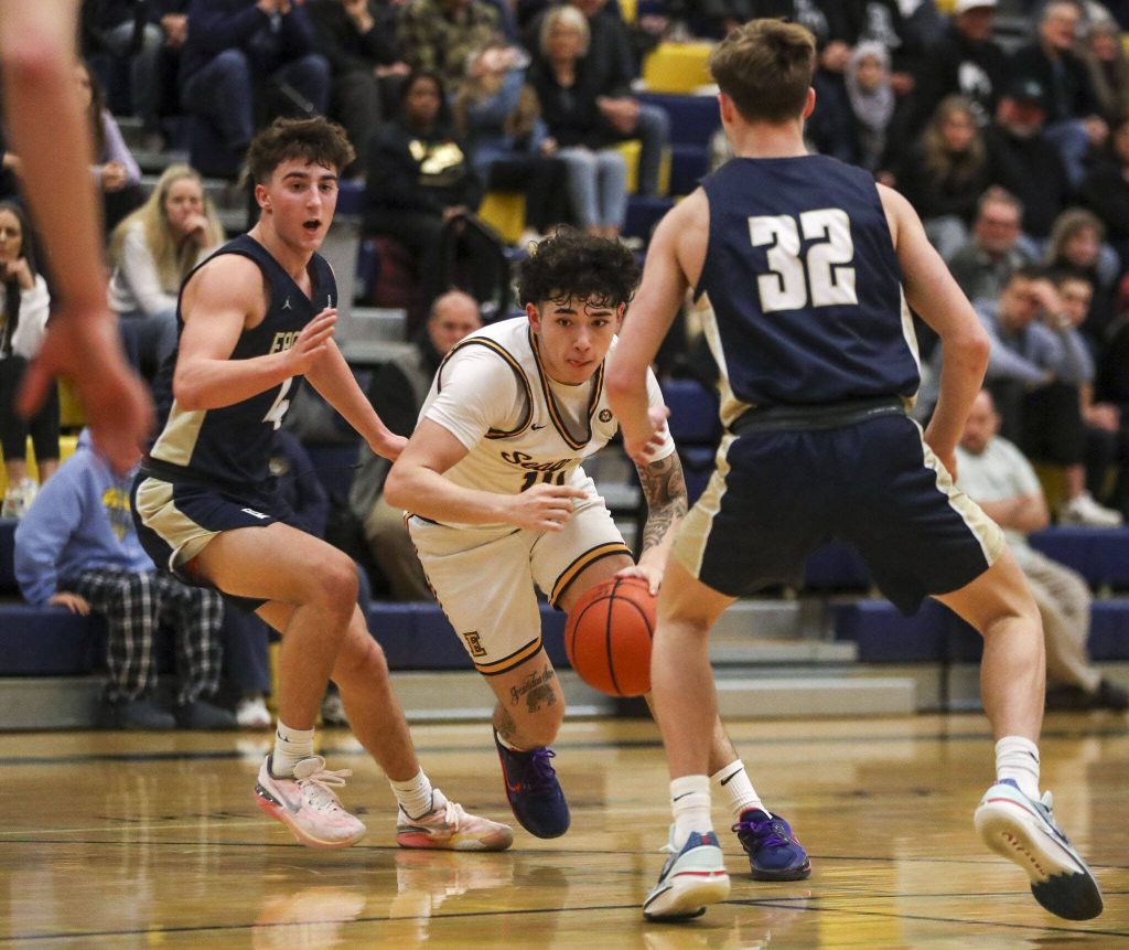 Everetts Ty Bloomfield (10) dribbles the ball during a game against Arlington and Everett at Everett High School on Friday, Jan. 26, 2024. (Annie Barker / The Herald)