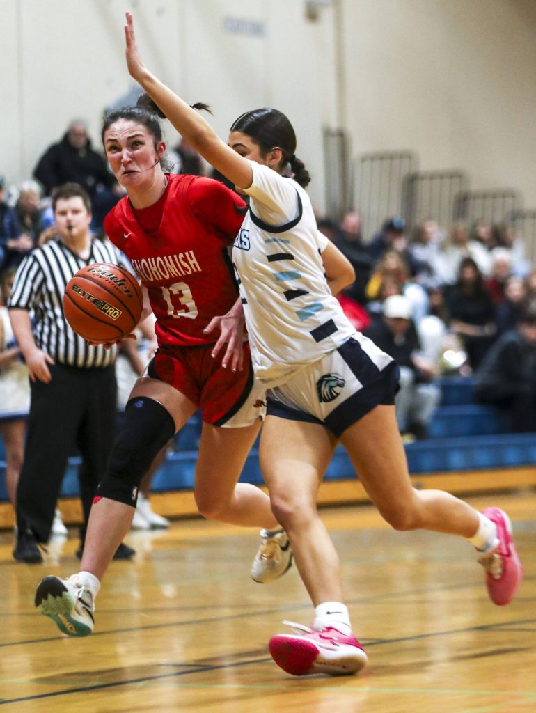 Snohomishs Sienna Capelli (13) moves with the ball during a girls basketball against Meadowdale on Wednesday at Meadowdale High School in Lynnwood. (Annie Barker / The Herald)