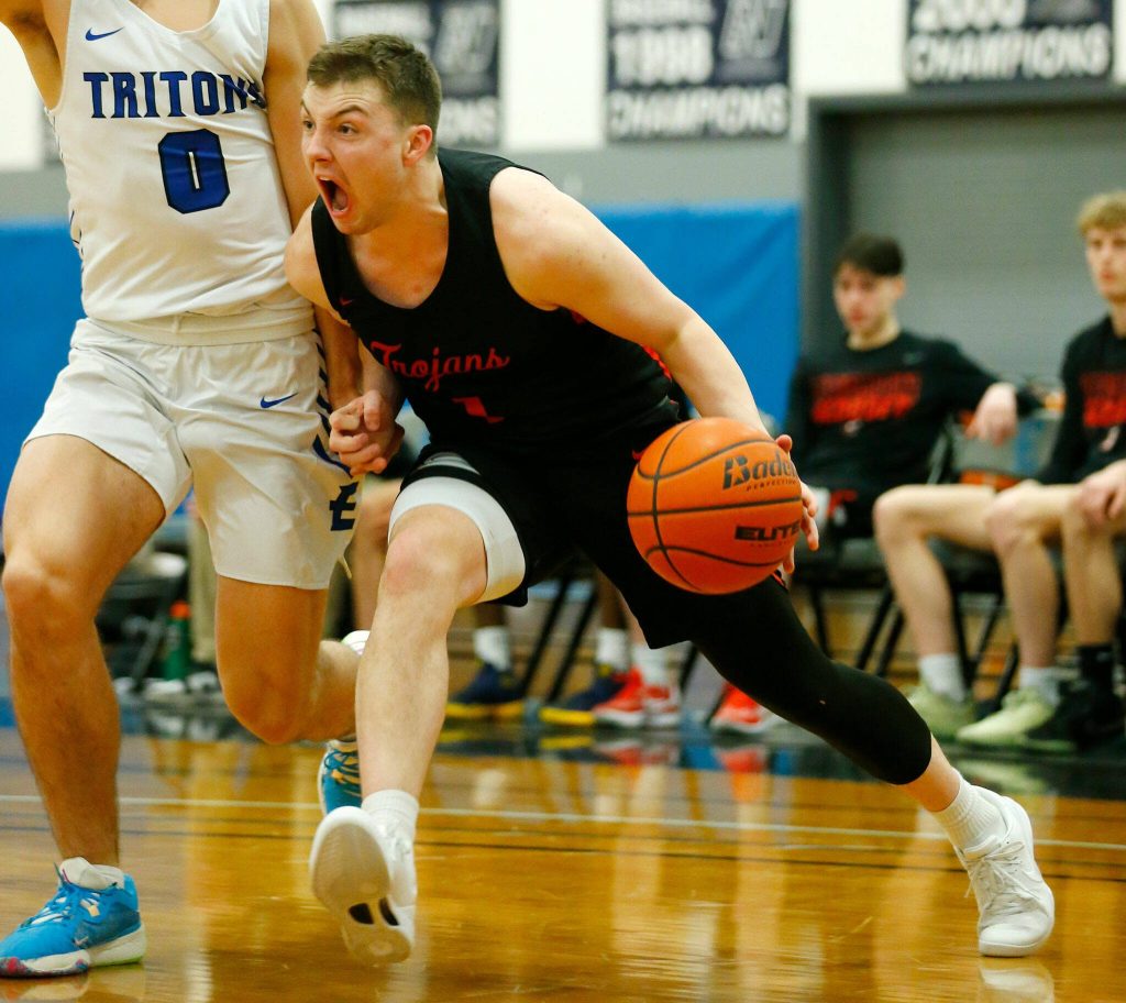 Everett Community Colleges Ethan Martin drives down the baseline against Edmonds College on Wednesday, Feb. 7, 2024, at Seaview Gym in Lynnwood, Washington. (Ryan Berry / The Herald)