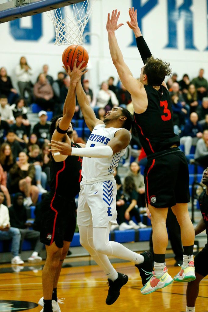 Edmonds Colleges Chris Lee scores in traffic against Everett Community College on Wednesday, Feb. 7, 2024, at Seaview Gym in Lynnwood, Washington. (Ryan Berry / The Herald)