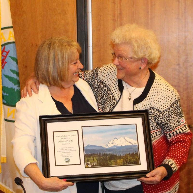 Former Arlington Mayor Barb Tolbert presents Shirley Prouty with volunteer award in 2019. (File photo)