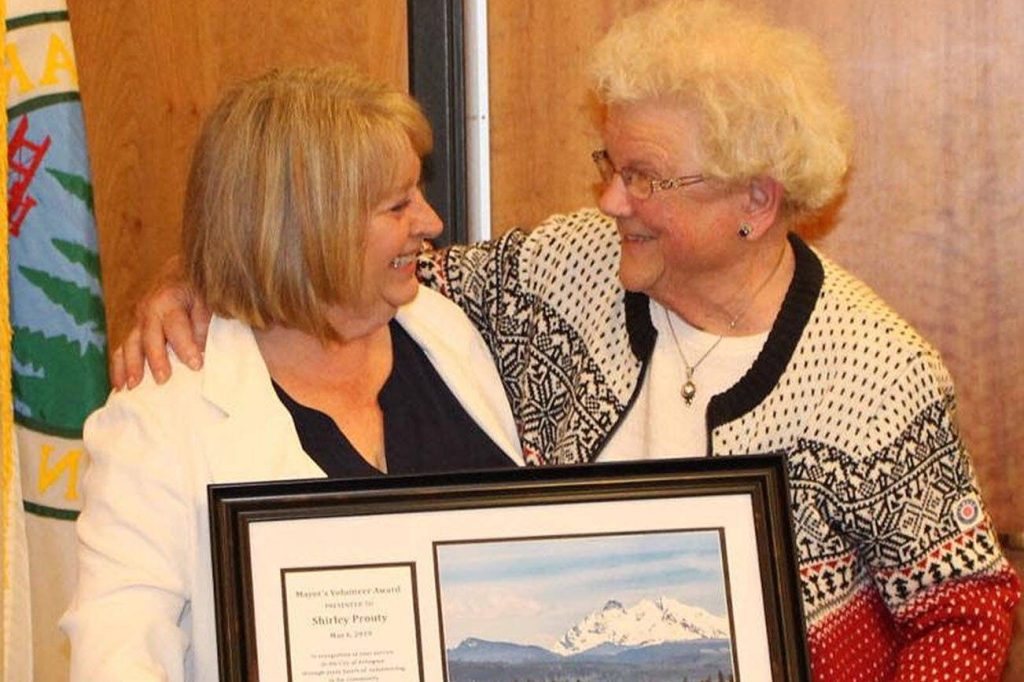 Former Arlington Mayor Barb Tolbert presents Shirley Prouty with a volunteer award in 2019. (File photo)