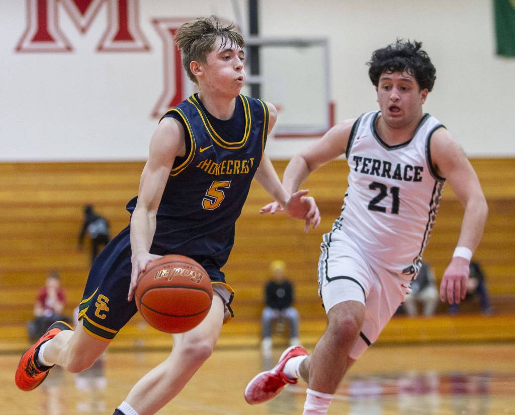 Shorecrests Brayden Fischer takes the ball down the court during the game against Mountlake Terrace on Tuesday, Feb. 13, 2024 in Marysville, Washington. (Olivia Vanni / The Herald)