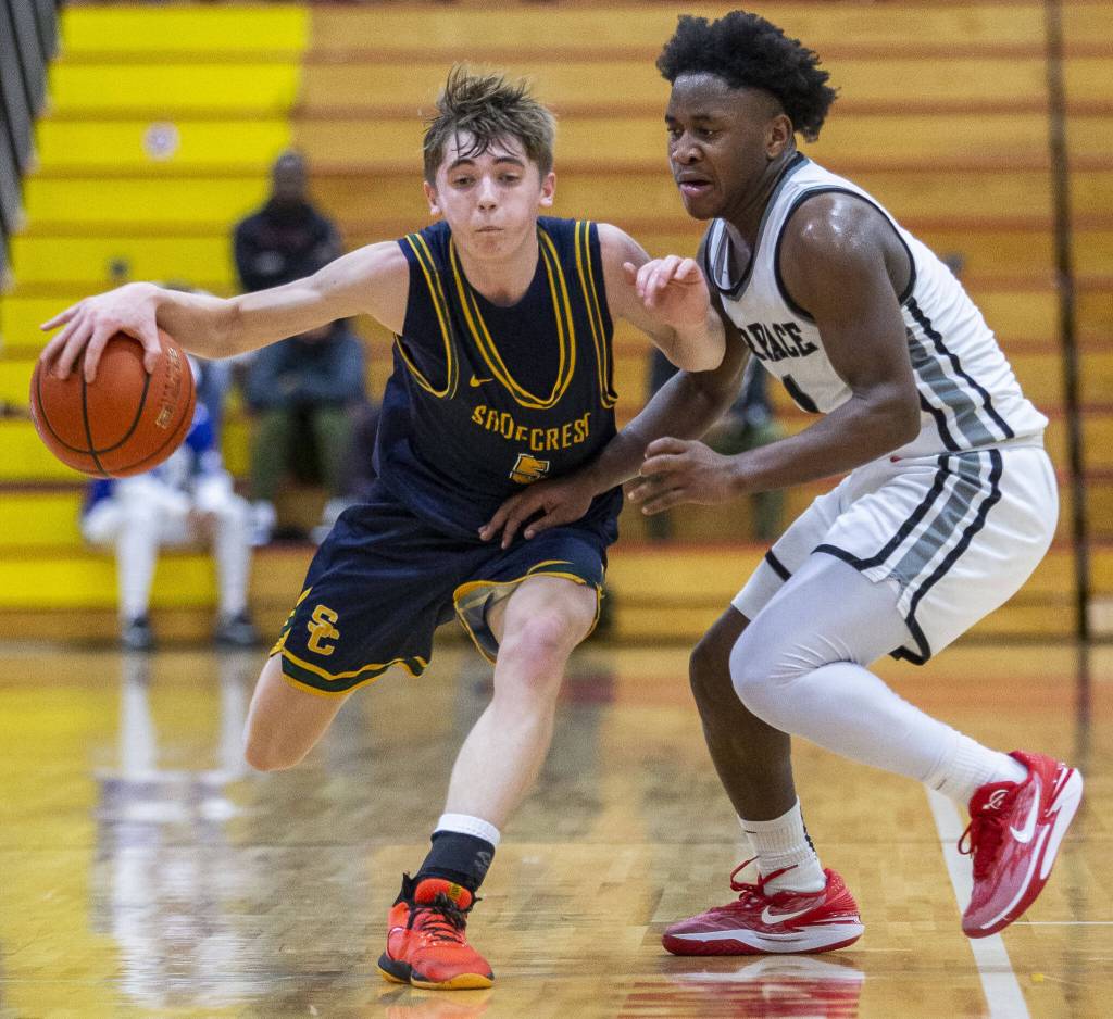 Shorecrests Brayden Fischer takes the ball down the court during the game against Mountlake Terrace on Tuesday, Feb. 13, 2024 in Marysville, Washington. (Olivia Vanni / The Herald)