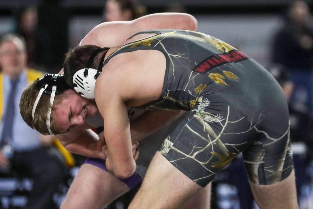 Lake Stevens’ Koen Mattern and Mt. Sis Frank Kissick wrestle during the 4A boys 215-pound championship match during Mat Classic XXXV on Saturday, Feb. 17, 2024, at the Tacoma Dome in Tacoma. (Annie Barker / The Herald)
