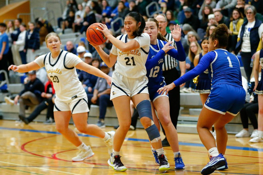 Everett senior Bella Nguon spins out of a double a team and looks to pass against Seattle Prep during a playoff matchup at Shorewood High School on Saturday, Feb. 24, 2024, in Shoreline, Washington. (Ryan Berry / The Herald)