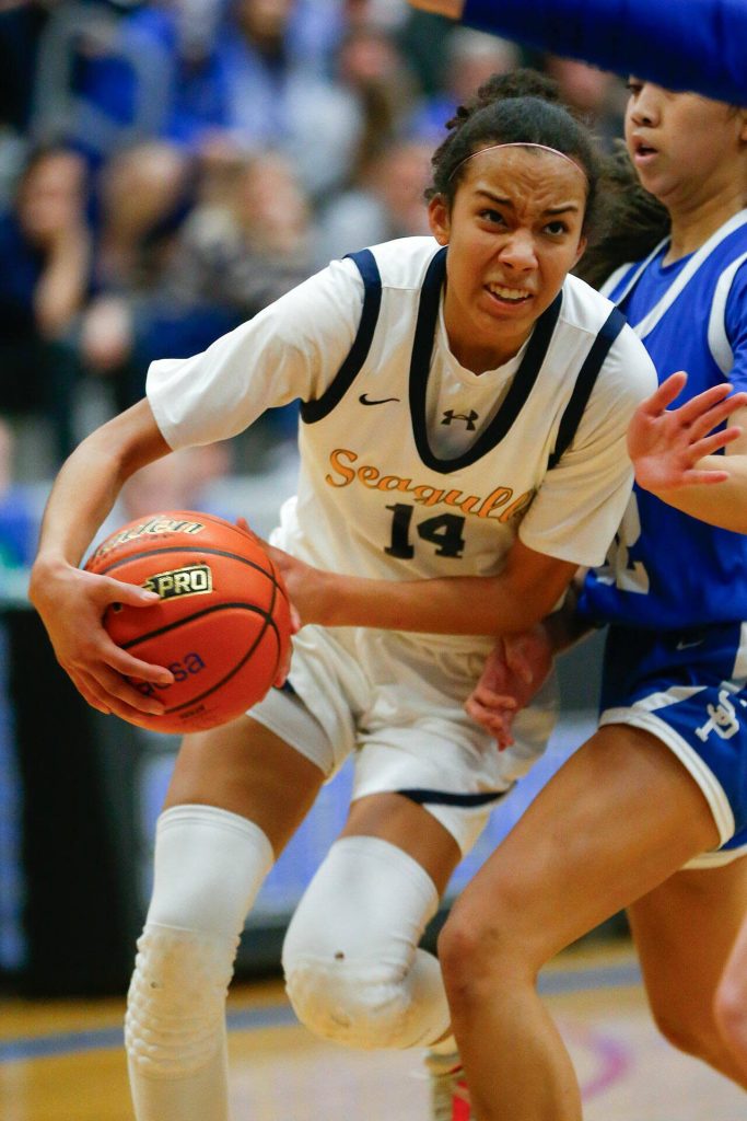 Everetts Mae Washington drives to the basket against Seattle Prep during a playoff matchup at Shorewood High School on Saturday, Feb. 24, 2024, in Shoreline, Washington. (Ryan Berry / The Herald)