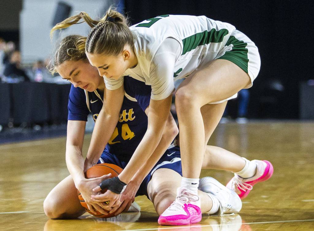 Everetts Tatum Smith scrambles for the ball during the 3A girls state basketball game against Auburn on Wednesday, Feb. 28, 2024 in Tacoma, Washington. (Olivia Vanni / The Herald)