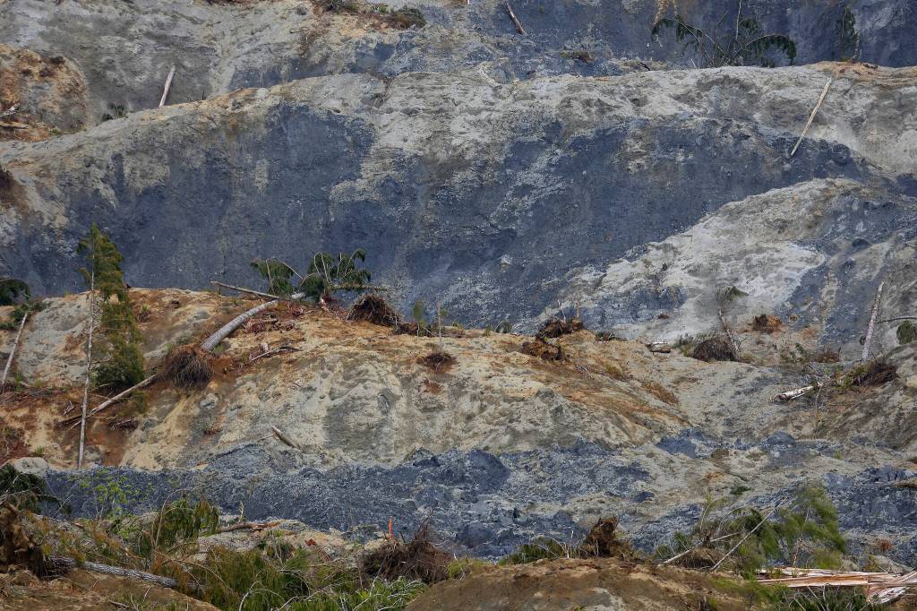 Horizontal striations on the slide show various layers of clay along with glacial till 0n May 8, 2014. (Mark Mulligan / The Herald)