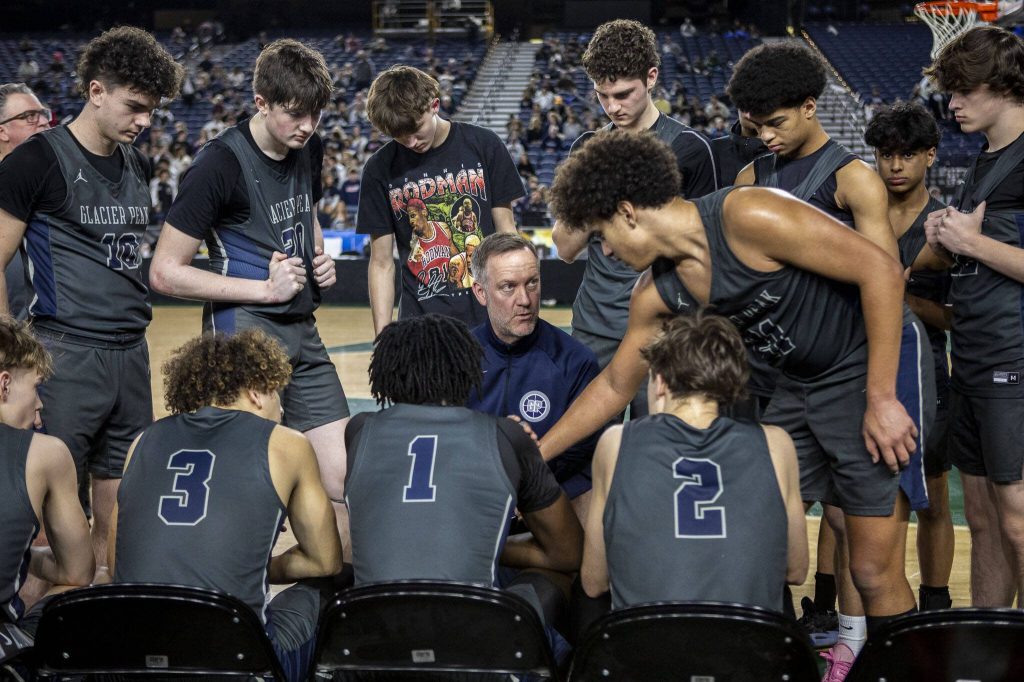 Glacier Peak players huddle shoots the ball during a 4A semifinal game between Glacier Peak and Richland at the Tacoma Dome on Friday, March 1, 2024 in Tacoma, Washington. Glacier Peak fell, 70-59. (Annie Barker / The Herald)