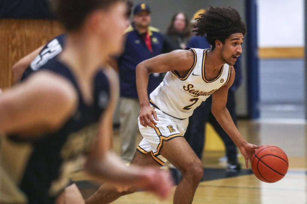 Everetts Isaiah White (2) moves with the ball during a boys basketball game between Arlington and Everett at Everett High School on Friday, Jan. 26, 2024. (Annie Barker / The Herald)