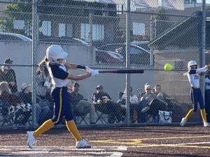 Everett freshman Anna Luscher hits a two-run single in the first inning of the Seagulls 13-7 victory over the Cascade Bruins on Friday at Lincoln Field. (Aaron Coe / The Herald)