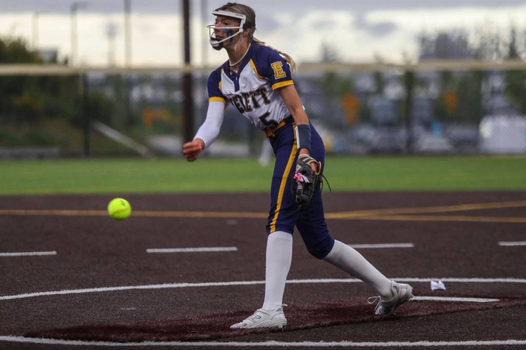 Everetts Mia Hoekendorf (5) pitches during a Class 3A District 1 softball championship game between Snohomish and Everett at Phil Johnson Fields in Everett, Washington on Thursday, May 16, 2024. Everett won, 10-0. (Annie Barker / The Herald)