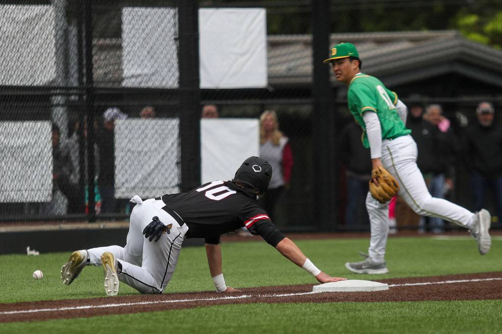 Mountlake Terraces Talan Zenk (10) scrambles for third during a baseball game between Mountlake Terrace and Bishop Blanchet at Edmonds-Woodway High School in Edmonds, Washington on Saturday, May 18, 2024. Mountlake Terrace won, 12-7.(Annie Barker / The Herald)
