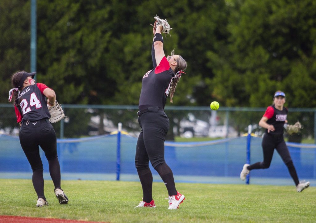 Snohomishs Emery Post misses a catch in the outfield during the 3A state softball semifinal game against Garfield on Saturday, May 25, 2024 in Lacey, Washington. (Olivia Vanni / The Herald)
