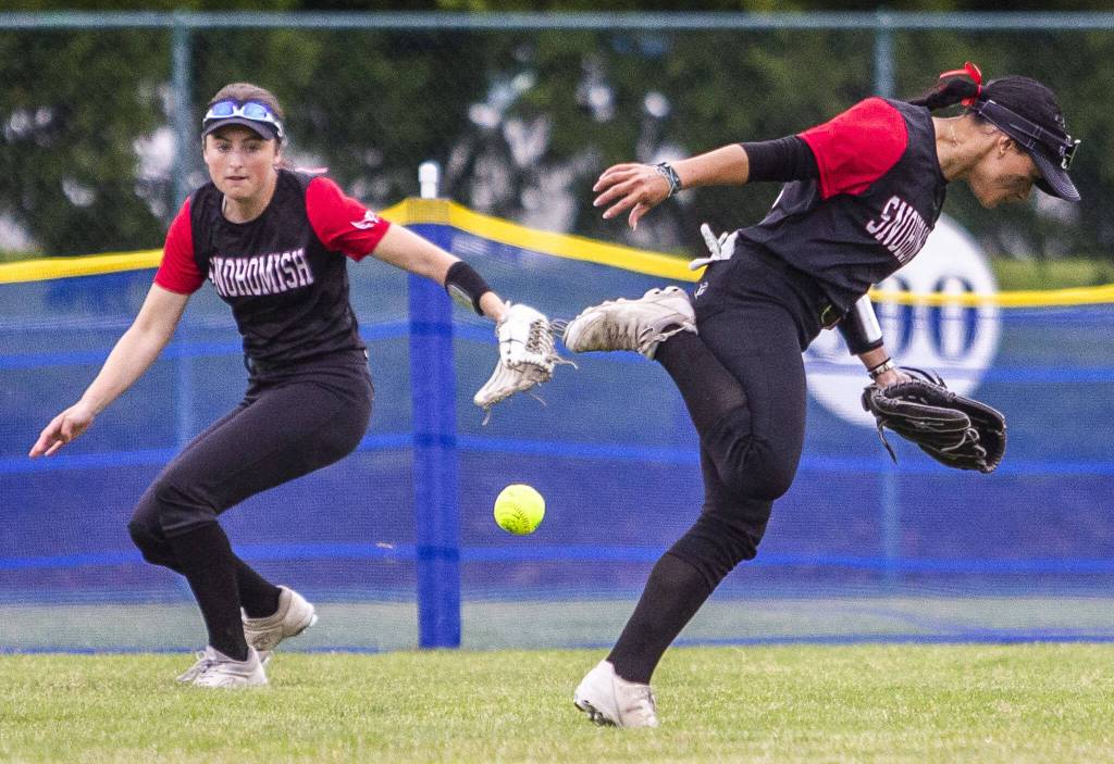 Snohomishs Audrey Ebia misses a catch in the outfield during the 3A state softball championship game against Auburn Riverside on Saturday, May 25, 2024 in Lacey, Washington. (Olivia Vanni / The Herald)