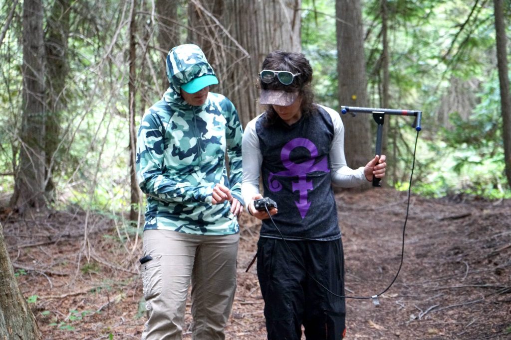 Participants at Home Ranges Wildlife Field Techniques course learn to use radio telemetry June, 2023 in Mazama, Washington. (Home Range Wildlife Research)