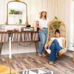 Leslie Davis, left, and Lyndsay Lamb, stars of Unsellable Houses. (Rachael Jones / HGTV)