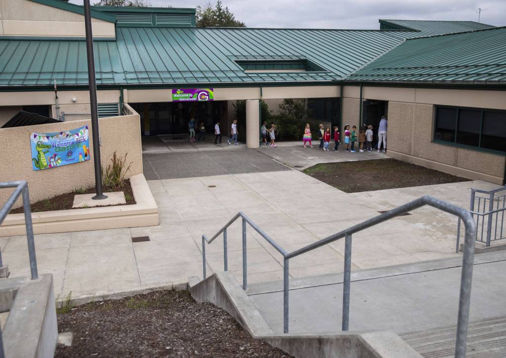 Students file into a classroom at Glenwood Elementary on Monday, Sept. 9, 2024 in Lake Stevens, Washington. (Olivia Vanni / The Herald)