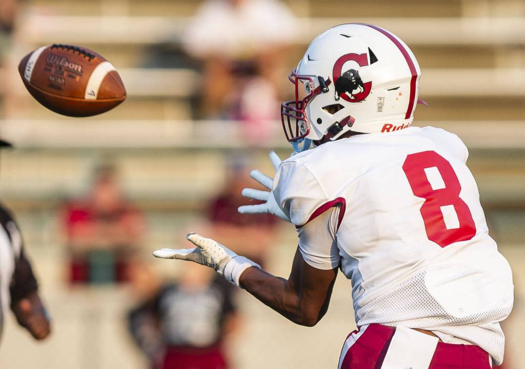 Cascades Andi Cosme makes a catch during the game against Mountlake Terrace on Friday, Sept. 6, 2024 in Edmonds, Washington. (Olivia Vanni / The Herald)