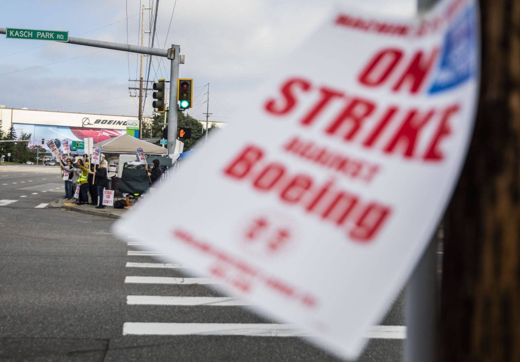 Boeing workers picket on the corner of Kasch Park Road and Airport Road on Monday, Sept. 16, 2024, in Everett, Washington. (Olivia Vanni / The Herald)