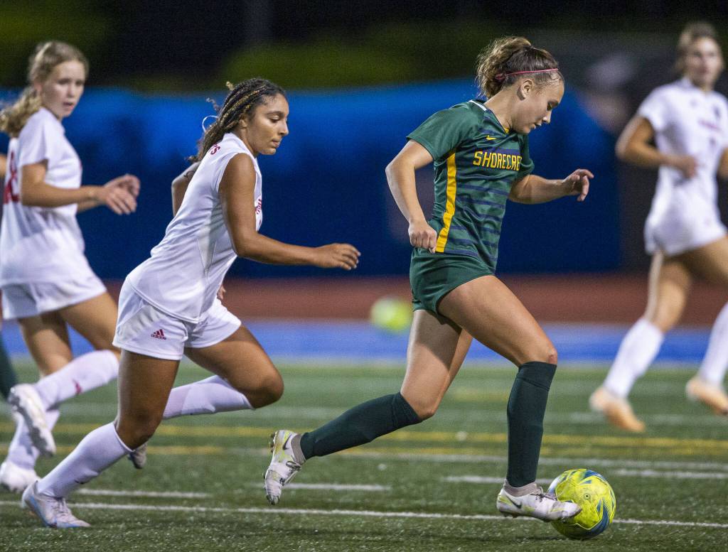 Shorecrests Olivia Taylor dribbles the ball down the field during the game against Archbishop Murphy on Tuesday, Sept. 17, 2024 in Shoreline, Washington. (Olivia Vanni / The Herald)