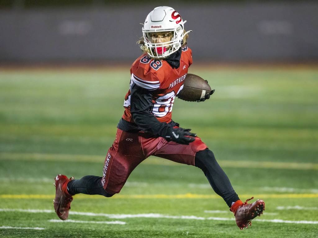 Snohomishs Jayden Carter runs the ball during the game against Mount Vernon on Friday, Oct. 4, 2024 in Snohomish, Washington. (Olivia Vanni / The Herald)