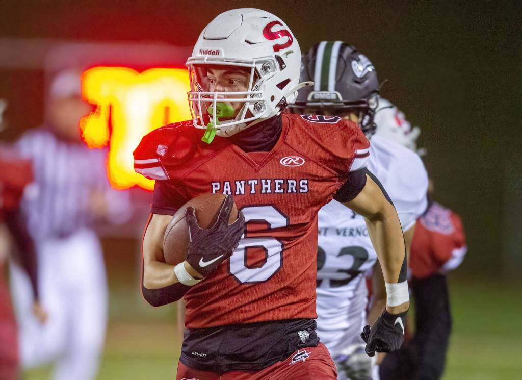 Snohomishs Parker Jackson runs the ball during the game against Mount Vernon on Friday, Oct. 4, 2024 in Snohomish, Washington. (Olivia Vanni / The Herald)