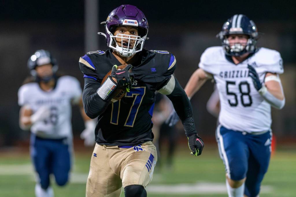 Lake Stevens Jayshon Limar runs for a touchdown after catching a pass from Kolton Matson during a game against Glacier Peak in Lake Stevens, Wash., on Friday, Oct. 4, 2024. (John Gardner / Pro Action Image)