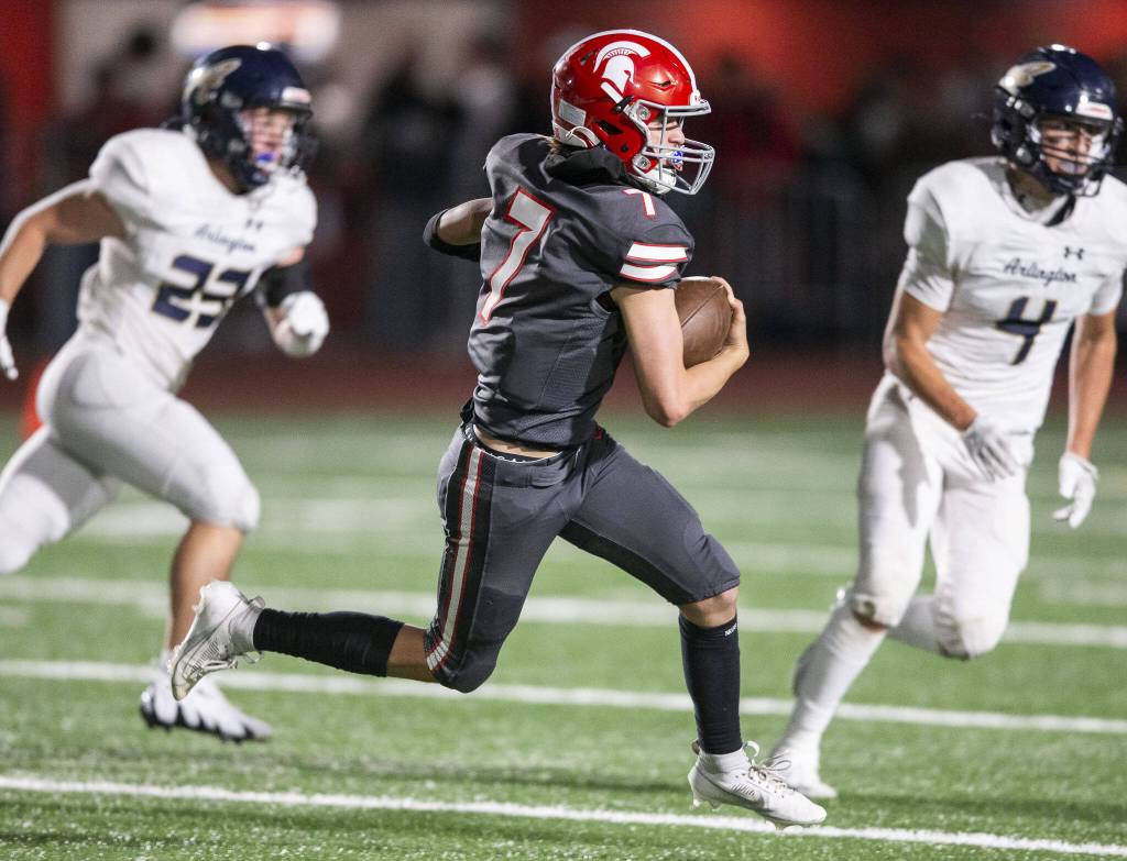Stanwoods Alex Maldonado runs with the ball during the Stilly Cup game against Arlington on Friday, Oct. 11, 2024 in Stanwood, Washington. (Olivia Vanni / The Herald)