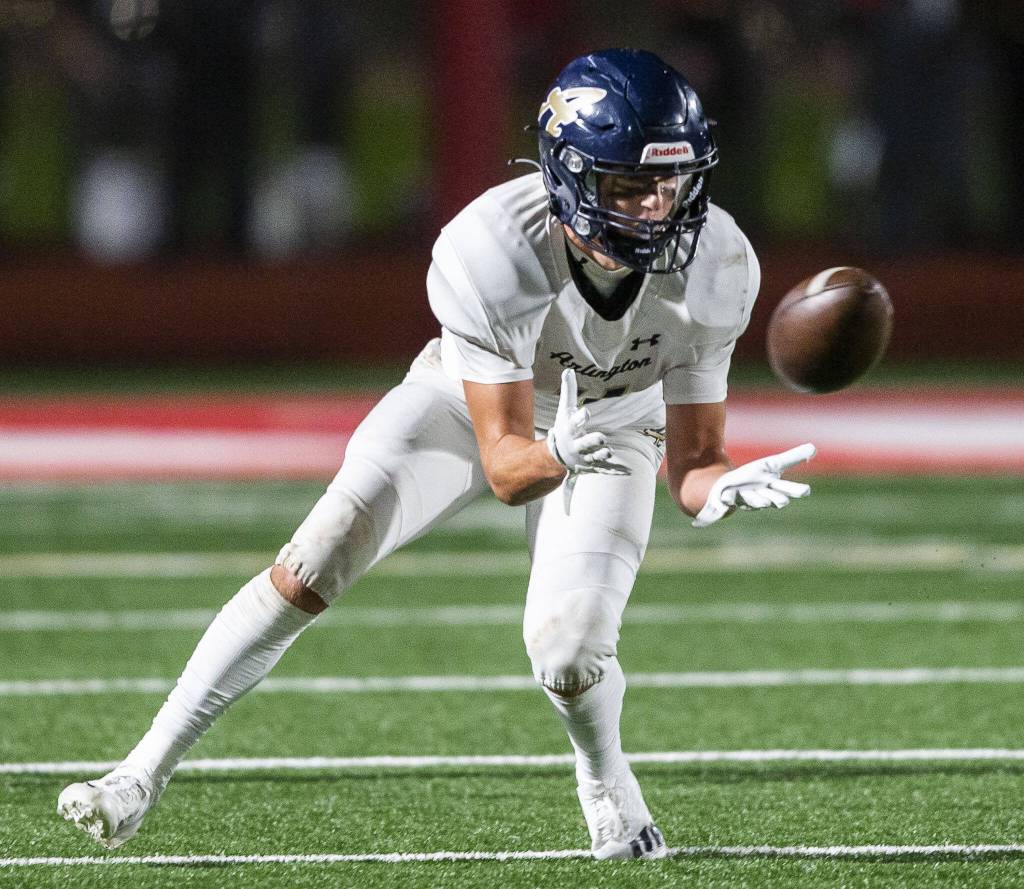 Arlingtons Jake Willis makes a catch during the Stilly Cup game against Stanwood on Friday, Oct. 11, 2024 in Stanwood, Washington. (Olivia Vanni / The Herald)