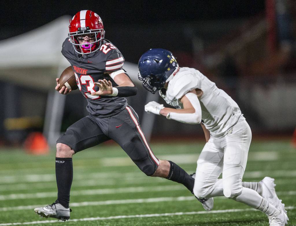 Stanwoods Ethan Burke runs the ball during the Stilly Cup game against Arlington on Friday, Oct. 11, 2024 in Stanwood, Washington. (Olivia Vanni / The Herald)