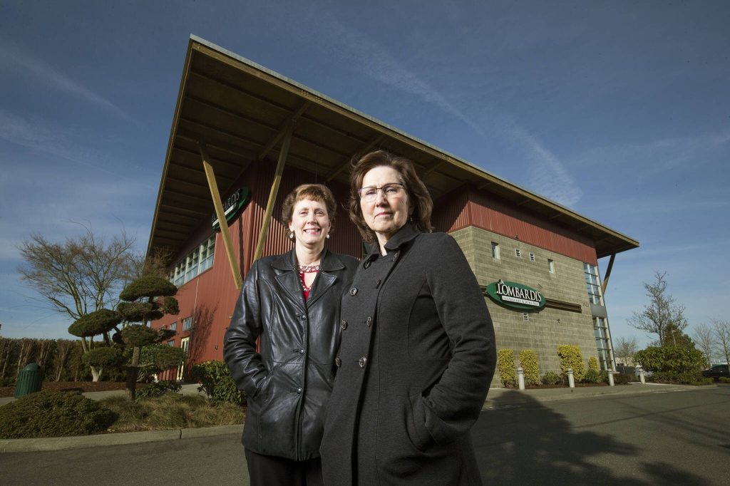 Kerri Lonergan-Dreke, left with her mother Diane Symms outside Lombardis Italian Restaurant in Everett in 2020. (Andy Bronson / The Herald)