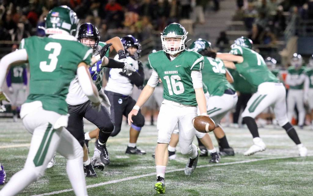Edmonds-Woodway sophomore running back Nathan Schlack tosses the football to junior wide receiver Zach Gizzi on a trick play during a Wesco 3A South matchup against Shorewood in Edmonds, Wash., on Oct. 18, 2024. Shorewood won 31-13. (Taras McCurdie / The Herald)