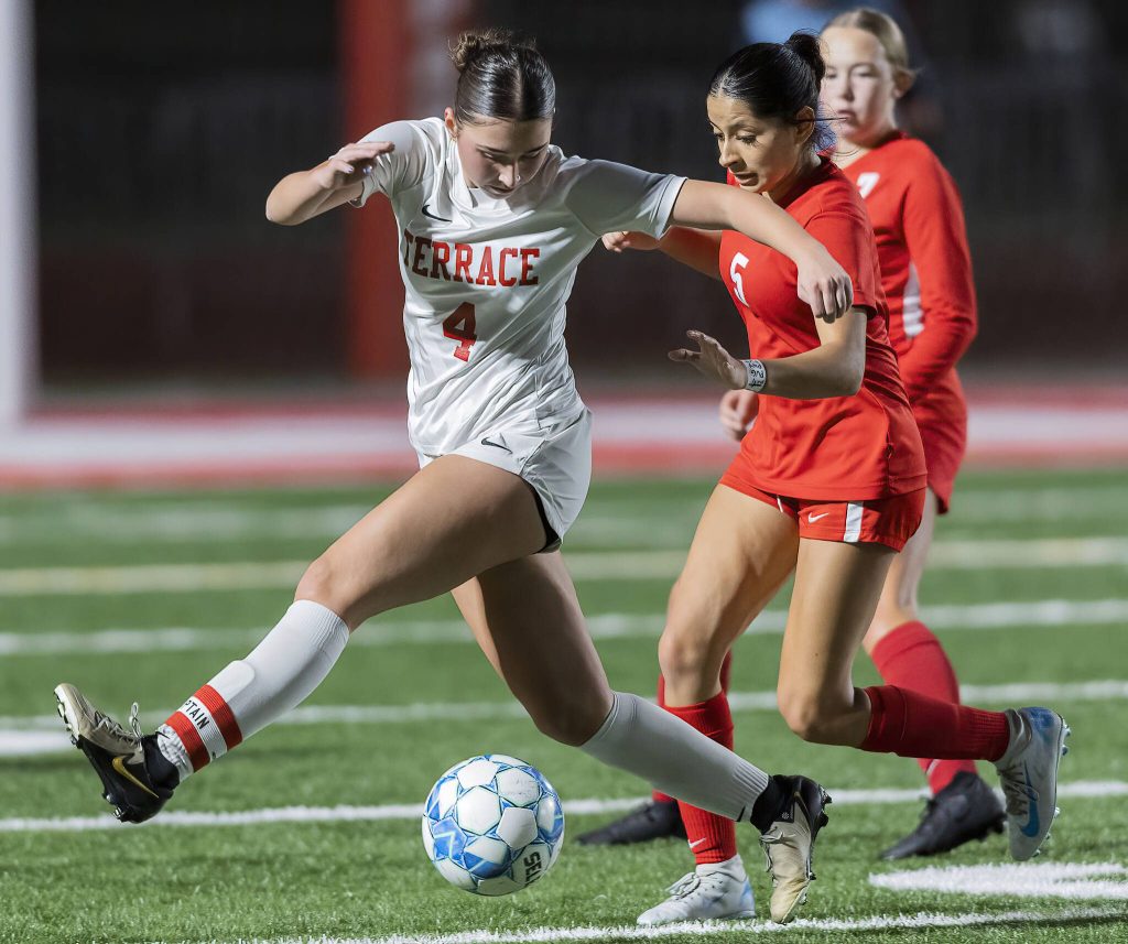 Mountlake Terraces Claire August does a crossover moves to get past Stanwoods Gentry Soriano-Sanchez during the 3A district game on Thursday, Oct. 31, 2024 in Stanwood, Washington. (Olivia Vanni / The Herald)