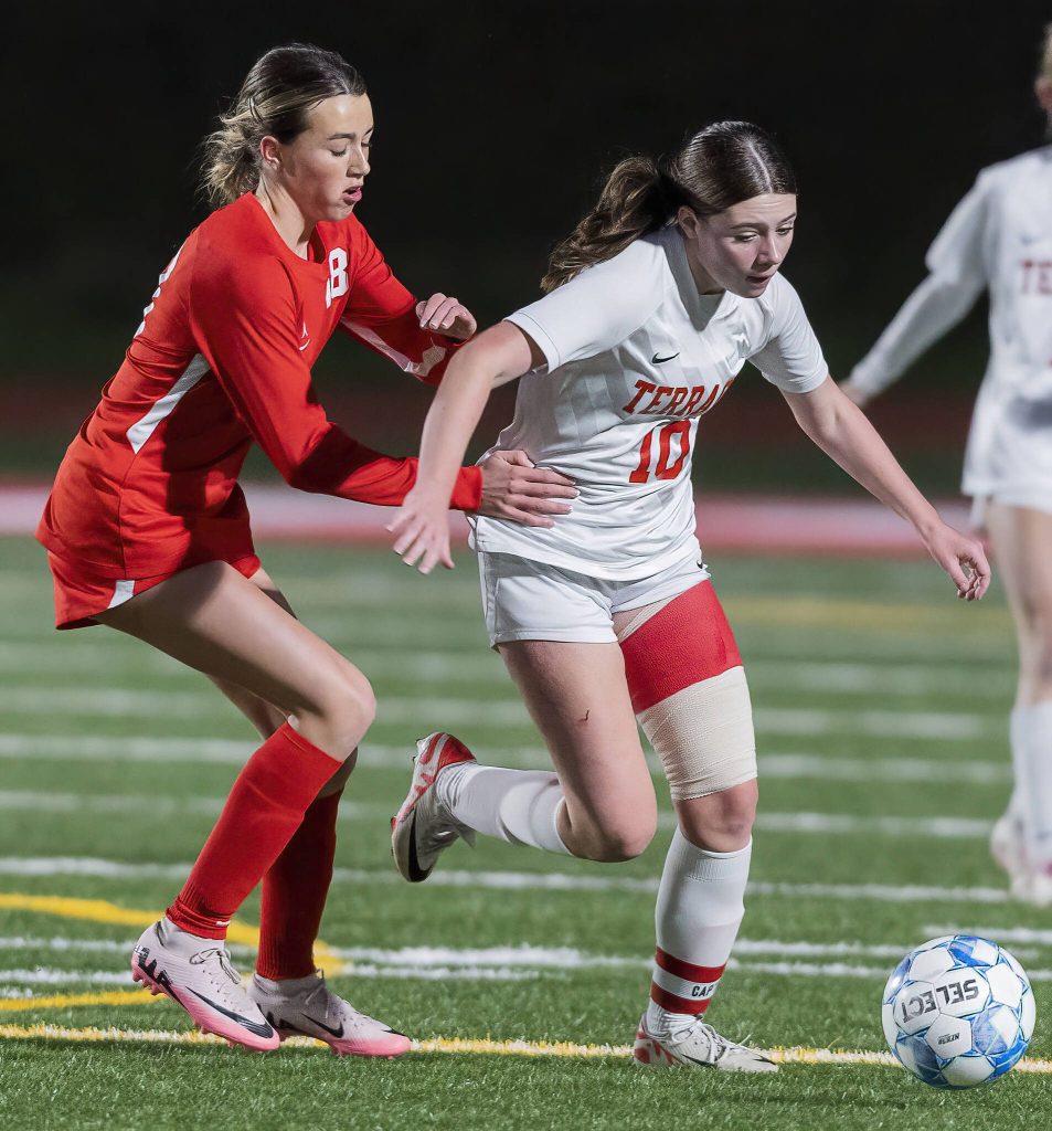 Mountlake Terraces Ally Villalobos-VanSlooten dribbles around Stanwoods Georgia Lenz during the 3A district game on Thursday, Oct. 31, 2024 in Stanwood, Washington. (Olivia Vanni / The Herald)