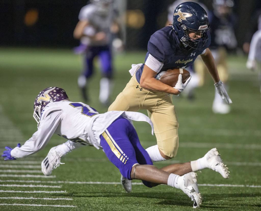 Arlingtons Jake Willis fakes out Lake Stevens Jaedynn Zackuse to escape a tackle during the game on Friday, Nov. 1, 2024 in Arlington, Washington. (Olivia Vanni / The Herald)