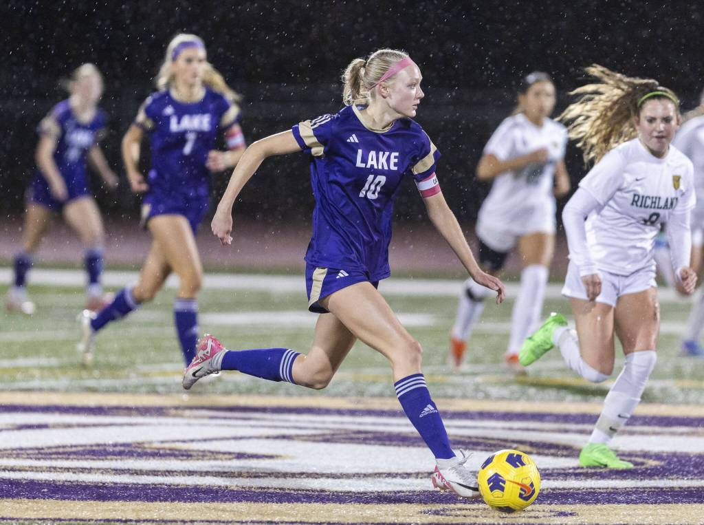 Lake Stevens Olivia Fast dribbles the ball down the open field during the 4A state playoff game against Richland on Wednesday, Nov. 13, 2024 in Lake Stevens, Washington. (Olivia Vanni / The Herald)