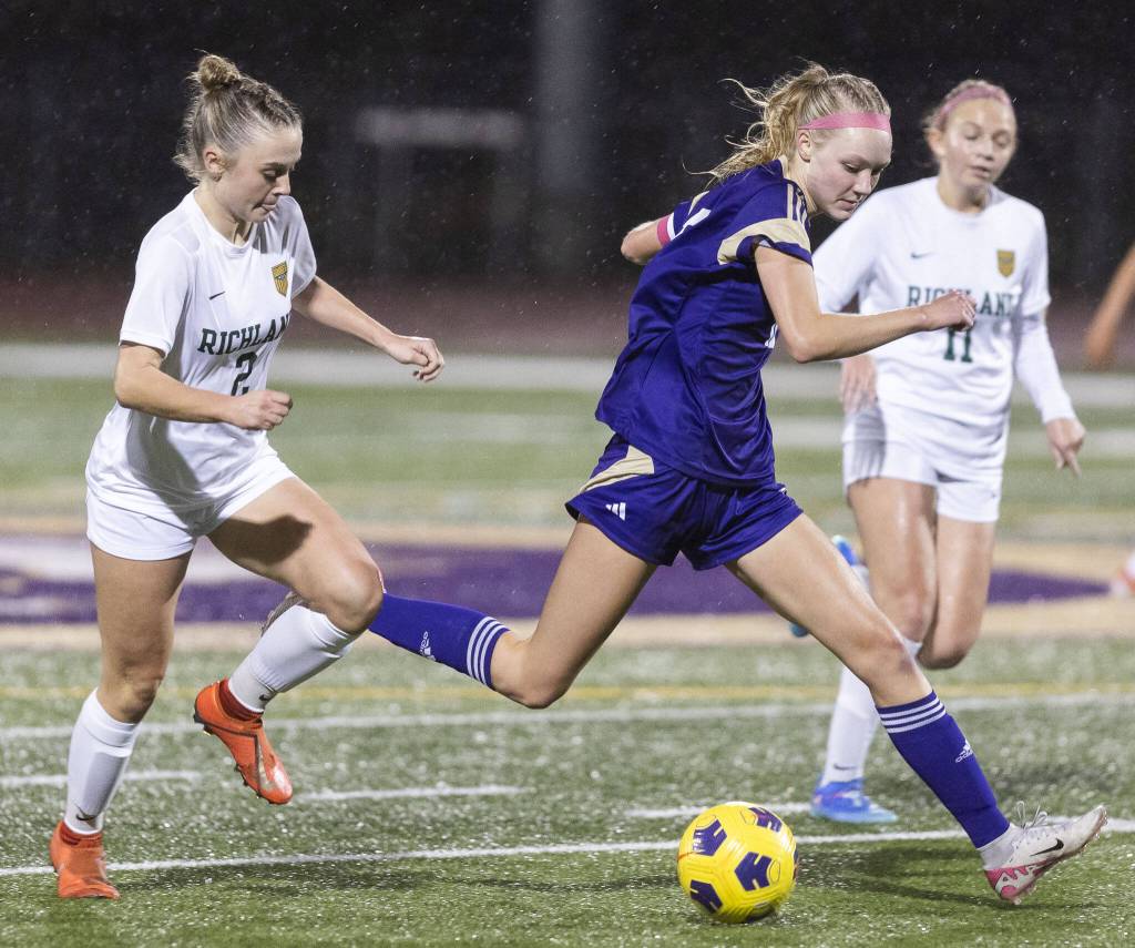 Lake Stevens Olivia Fast cuts off a pass during the 4A state playoff game against Richland on Wednesday, Nov. 13, 2024 in Lake Stevens, Washington. (Olivia Vanni / The Herald)