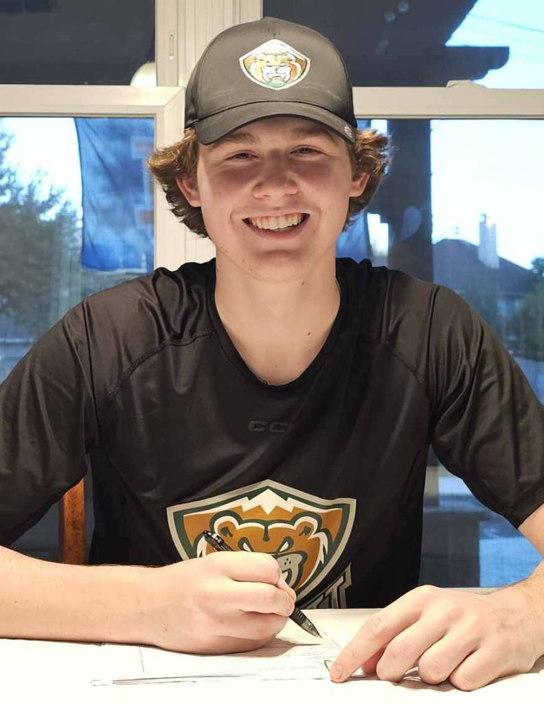 Cameron Dillard signs with the Everett Silvertips. The 16-year-old defenseman from Arlington, Texas became the second U.S. Prospects Draft pick to sign an WHL Scholarship and Development Agreement with the Silvertips. (Photo courtesy of Everett Silvertips)