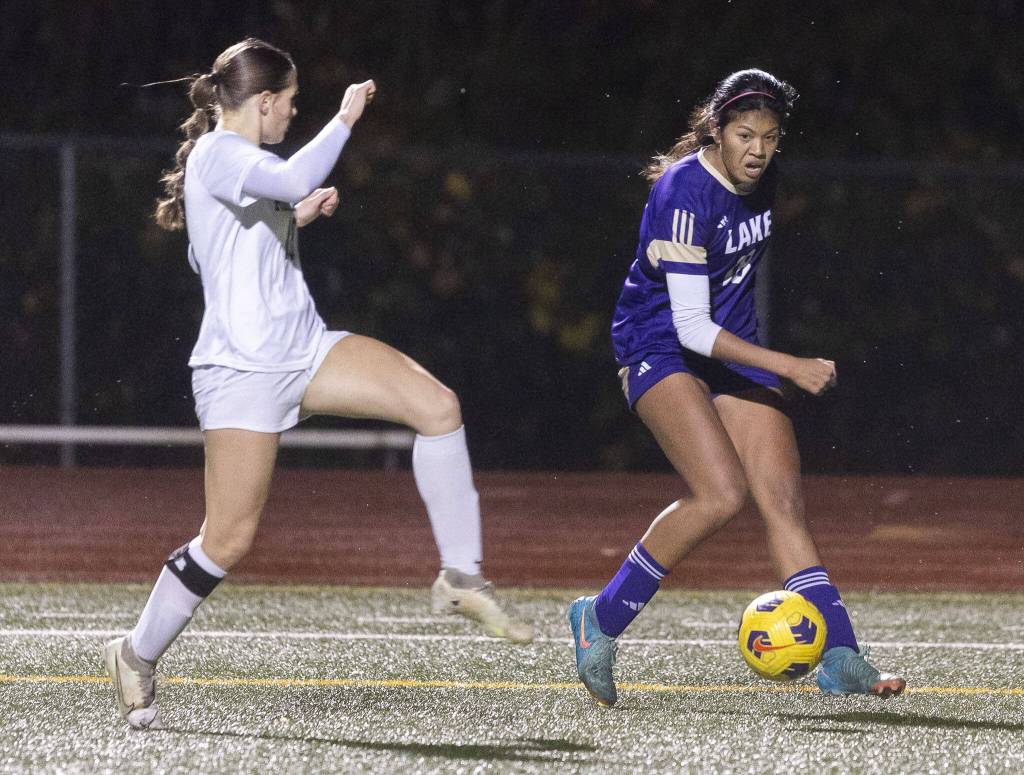 Lake Stevens Noelani Tupua crosses the ball during the 4A state playoff game against Richland on Wednesday, Nov. 13, 2024 in Lake Stevens, Washington. (Olivia Vanni / The Herald)