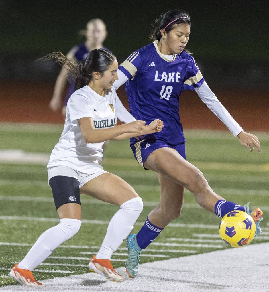 Lake Stevens Noelani Tupua flicks the ball up to get around a Richland player during the 4A state playoff game against Richland on Wednesday, Nov. 13, 2024 in Lake Stevens, Washington. (Olivia Vanni / The Herald)
