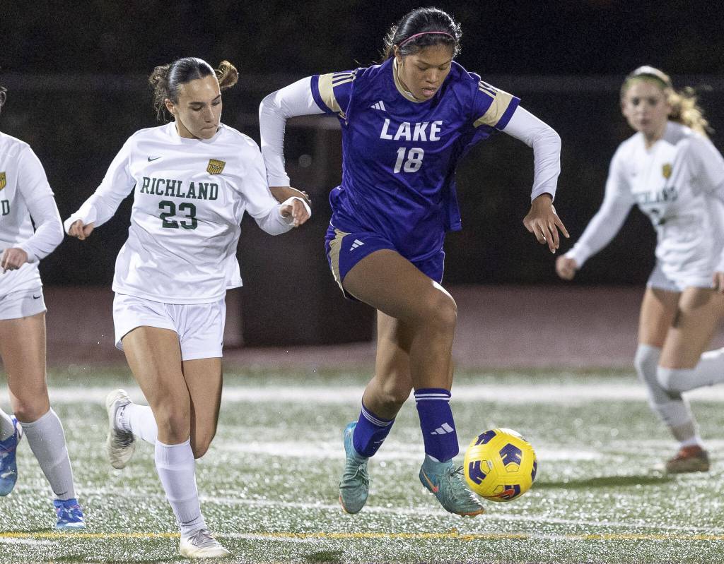 Lake Stevens Noelani Tupua runs after the ball during the 4A state playoff game against Richland on Wednesday, Nov. 13, 2024 in Lake Stevens, Washington. (Olivia Vanni / The Herald)