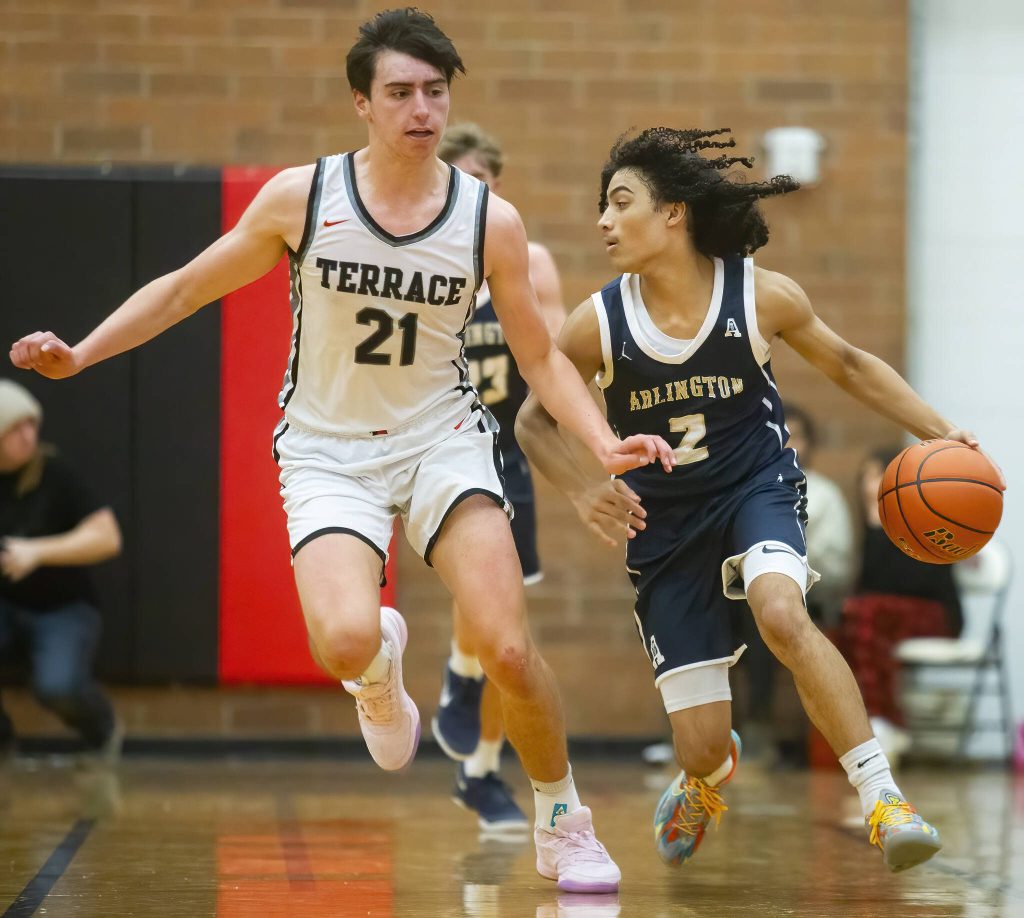Arlingtons Chet Thompson takes the ball down the court during the game against Mountlake Terrace on Tuesday, Dec. 10, 2024 in Mountlake Terrace, Washington. (Olivia Vanni / The Herald)
