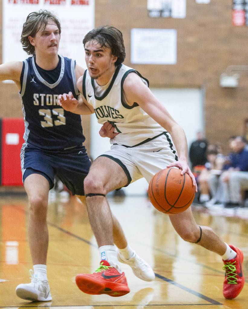 Jacksons Drew Pepin drives to the hoop during the game against Squalicum on Friday, Dec. 27, 2024 in Mountlake Terrace, Washington. (Olivia Vanni / The Herald)