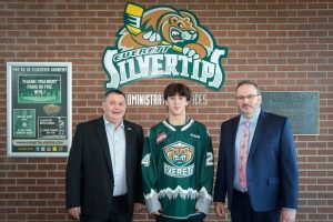 Defenseman Landon DuPont (center), the first-overall selection in the 2024 WHL prospects draft, poses alongside Everett Silvertips chief operating officer Zoran Rajcic (left) and general manager Mike Fraser (right). DuPont, just the second player ever granted exceptional status by the WHL in order to play in the league as a 15-year-old, officially signed with the Tips on Tuesday. (Chris Mast / Everett Silvertips)